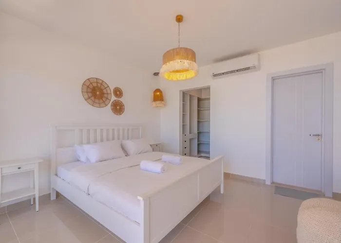 Modern 2-Bedroom Penthouse G-Cribs Pool View